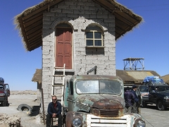 Haus aus Salzbloecken im Salar de Uyuni - Bolivien